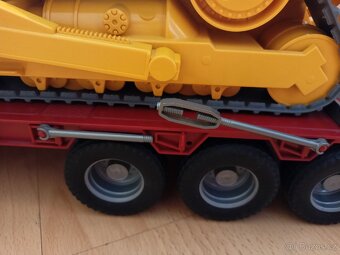 Bruder scania tahač s podvalníkem a buldozerem caterpillar - 2