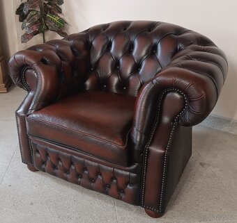 Kožené, Chesterfield křeslo. originál Centurion. - 2