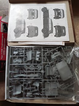 Plastikový model auta - 2