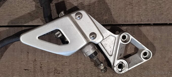 Suzuki SV 650N/S 99-02 Ochr. plech P stupačky+držák+pumpa - 2