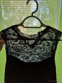 Malé černé krajkové šaty ke krku, pouzdrové - 2