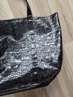 černá lesklá kabelka DKNY - 2