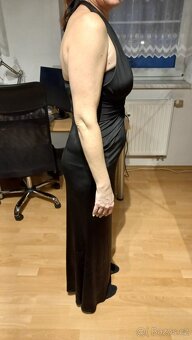 Černé jednoduché společenské šaty s odleskem vel. 38 - 2