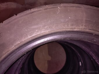 Pneu 235/50 R18 - 2