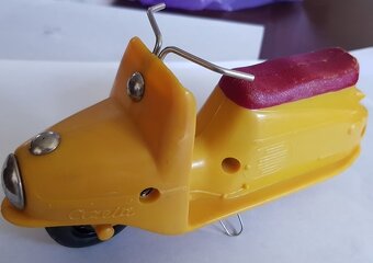 staré hračky bábika,  domiešavač, ČZ prasa, buldozér... - 2