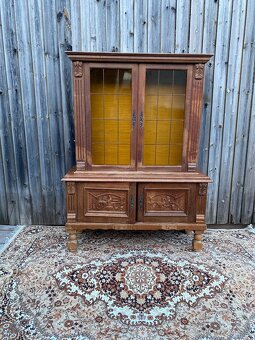 Vyřezávaná skříňka s vitrínou - 2