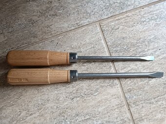 Nová sada dlátek a šroubováků ve dřevě - 2