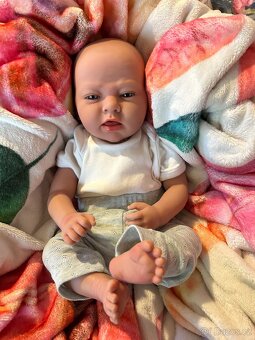 Realistická panenka,podobná reborn. - 2