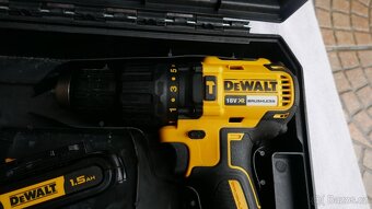 Akumulátorová příklepová vrtačka DEWALT DCD778S2T - 2