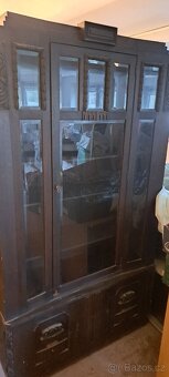 Skříň s dřevěnou překližkou. - 2