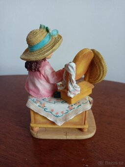 figurka divka v šatně - 2