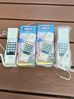 Dva telefony Levis - 2