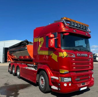 Scania R580 V8 8x4 nosič kontejneru s asfaltovým rozmetadlem - 2
