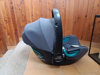 Britax Römer Baby-Safe 3 i-Size + isofix základna - 2