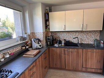 Kuchyňská linka, délka 7 m, zakázková výroba ČR. - 2