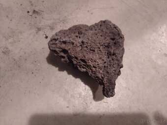 Dekorace akvária - červený sopečný tuf s magnetem - 2