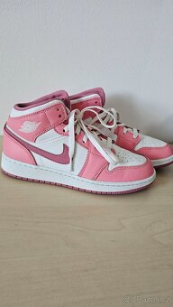 Nike Air Jordan 1 Mid Valentine's Day - 2