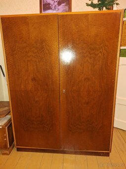 Šatní skříň, 50. léta - 2