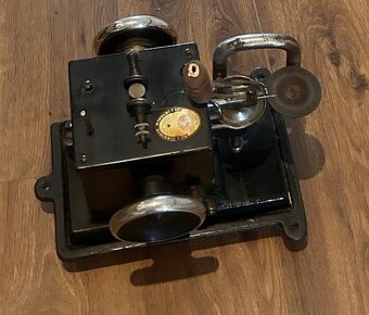 2ks šicích strojů. 1x kožešnický a 1x klasický - 2