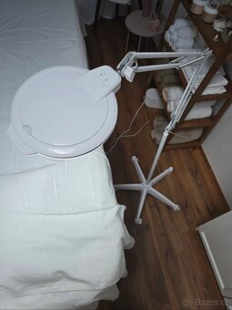 Bílá kosmetická lampa s lupou - 2