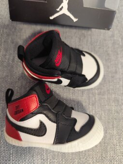 "Nové" mimi Nike Jordan 1 Crib bootie - 2