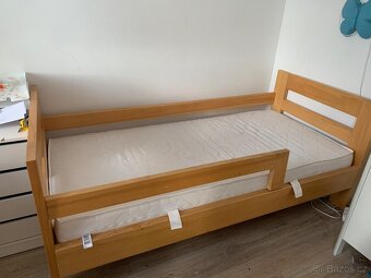 Masivní postel s matraci - 2