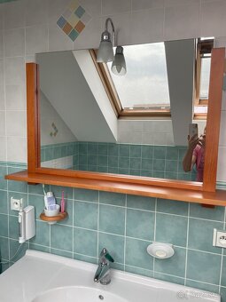závěsná skříňka s umyvadlem a zrcadlem - 2