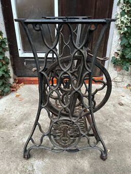 Krásné nohy od šicího stroje SINGER - 2