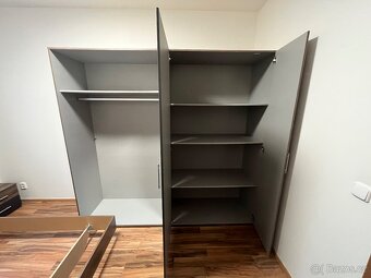 Šatní skříň - 2