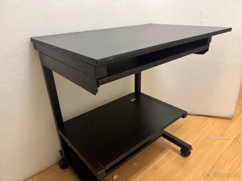 černý stolek na kolečkách - 2