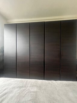 Prodám set - postel, šatní skříň, komoda - 2