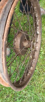 Přední kolo na moto anglické, německé? - 2