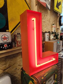 Neonové písmeno L z 70-80 let. - 2