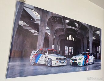 BMW plakát – E30 DTM vs M6 GT3 – Velký formát 140×70 cm - 2