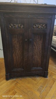Skříň na gramofon rv.1939,který bohužel chybí - 2