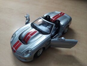 Model v měřítku 1:24 SCHELBY séries 1. 1999 cabrio - Burago - 2
