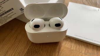 Apple AirPods 3 s MagSafe nabíjecím pouzdrem - 2
