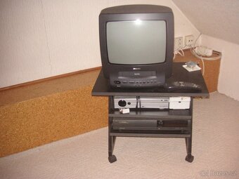 malá barevná televize zn.philips včetně videa - 2