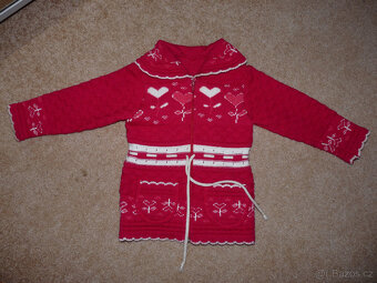 Pletená mikina se srdíčky. - 2