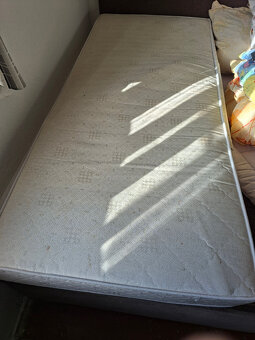 Jednolůžková postel s roštem a matrací - 2