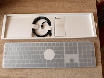 Apple Magic Keyboard 2024 s Touch ID, černé klávesy - CZ - 2