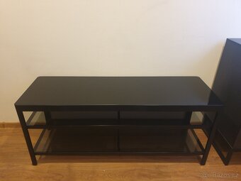 Skleněný televizní stolek (Ikea) - 2