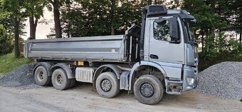 Mercedes Benz Arocs 8x4 třístranný sklápěč - 2