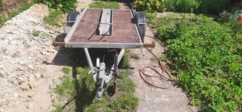 Přívěsný vozík s vadou brzdového obložení – vhodný k opravě - 2