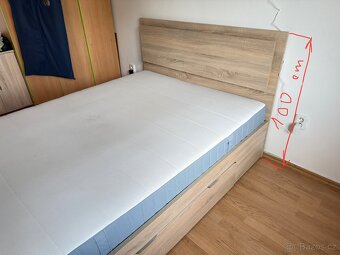Prodám postel 200 x 140 cm i s matrací a osvětlením. - 2
