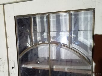 Starý kredenc, prosklený - 2