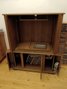 Skříň pro TV, video, audio. Dub masiv. - 2