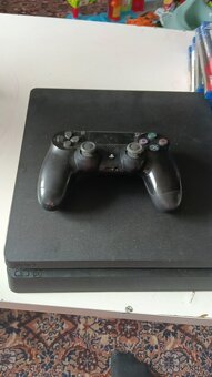 ps 4 slim 500g  jeden ovladac 10games - 2