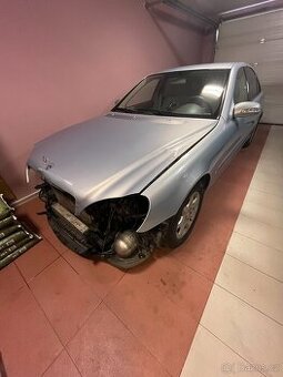 Mercedes w 220, 320 CDI, r.v. 2005, ( 354 tis. km) po nehodě - 2