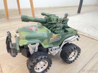 Vojenské auto s posádkou - 2